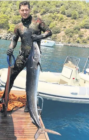 Sevgilisi Duygu Sarışın ile tatil sezonunu açan yakışıklı oyuncu Çağatay Ulusoy'un tatil öncesi aldıkları şoke etti