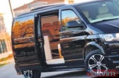 Özel Tasarım Yatak Yaptırdı Ortaç, Bu Yüzden Sahibi Olduğu Vıp Minibüse Özel Tasarım Bir Yatak Yaptırarak Aracını Eve Dönüştürdü.