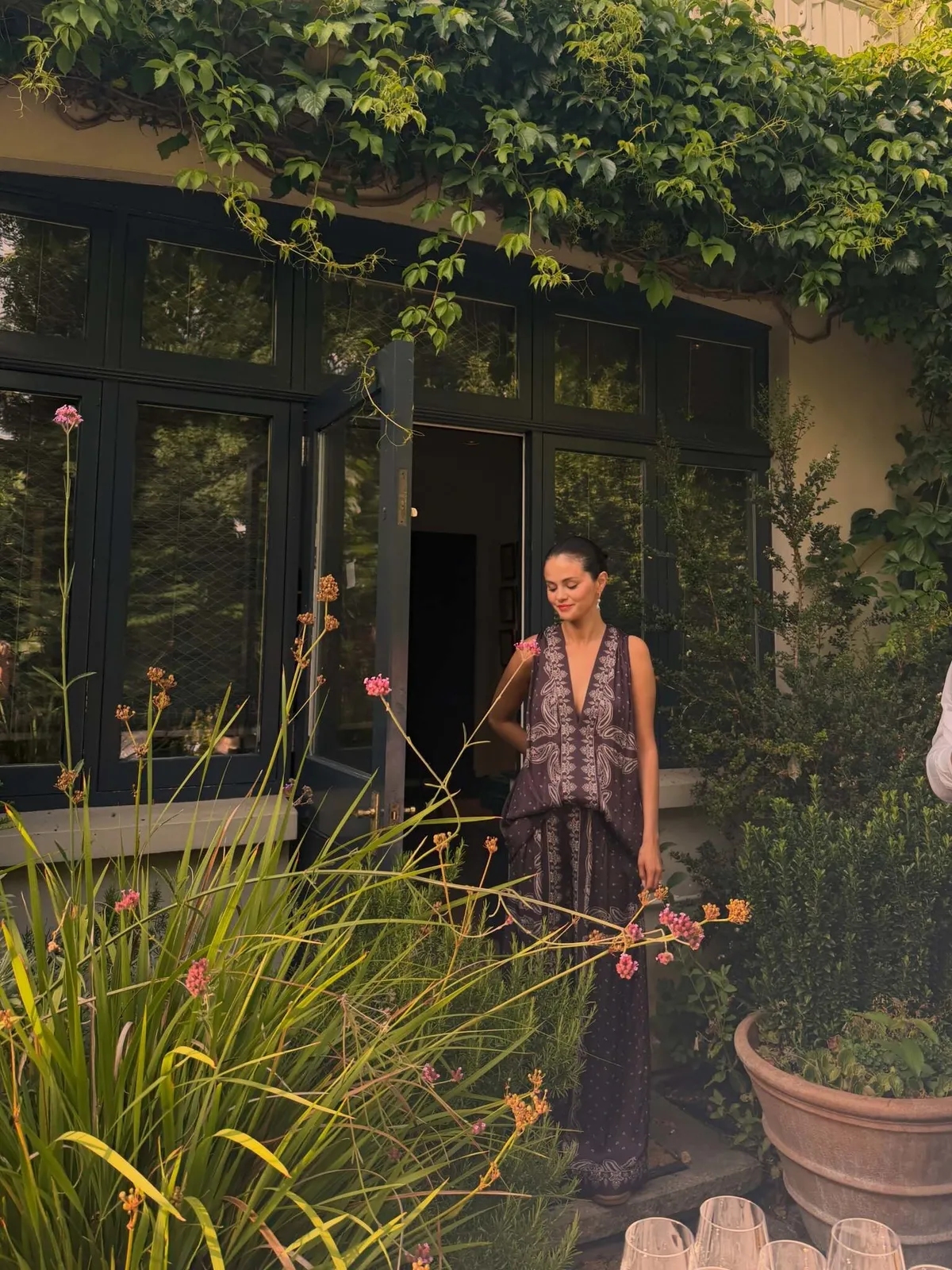 Kırmızı halıda "sıvı altın" düellosu! Selena Gomez ve Hande Erçel pişti oldu: Servet değerindeki elbiseler sosyal medyayı salladı-8