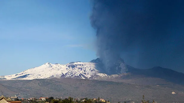 İtalya'nın Sicilya Adası'nda bulunan Etna Yanardağı patladı!-1