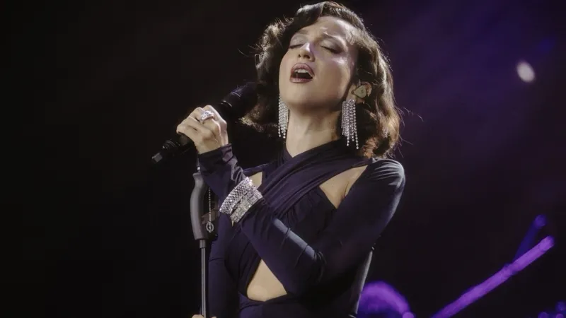 minik-diva-bebe-yolda-melike-sahin-konserde-hamile-oldugunu-acikladi-1777406828402.jpg Minik diva bebe yolda: Melike Şahin konserde hamile olduğunu açıkladı-2