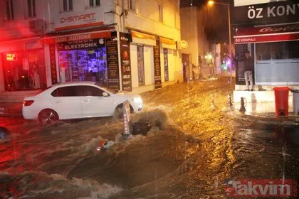 Bodrum’da şiddetli yağmur sokakları göle çevirdi