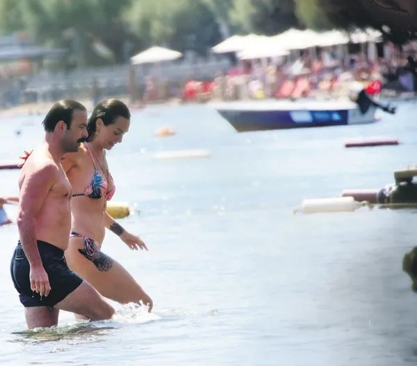 erdem-hamzayla-tatiline-devam-eden-birce-akalay-sevimli-dostu-chipsy-ile-cocuklar-gibi-eglendi-1628805345411.jpeg Erdem Hamza'yla tatiline devam eden Birce Akalay sevimli dostu Chipsy ile çocuklar gibi eğlendi!-2