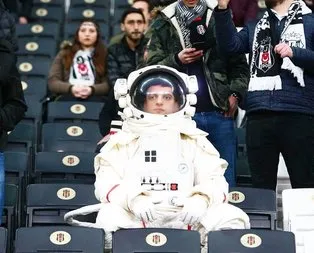 Metrobüs bekleyen astronot Beşiktaş - Bursaspor maçında!