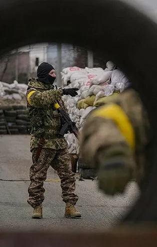 Dakika dakika Rusya-Ukrayna savaşı! Peş peşe yaptırım kararları! Zelenskiy'den 'savaşacağız' çıkışı...