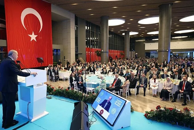 Başkan Recep Tayyip Erdoğan, Başakşehir Çam ve Sakura Şehir Hastanesi'nde sağlık çalışanlarıyla iftar programına katılarak konuşma yaptı. (AA)