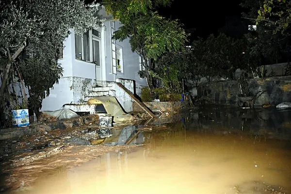 chpnin-kalesi-bodrumda-isale-hattinda-patlama-evini-su-basan-tesisatciyi-komsulari-kurtarmis-1602085961371.jpg CHP'nin kalesi Bodrum'da isale hattında patlama: Evini su basan tesisatçıyı komşuları kurtardı, halk feveran etti-4