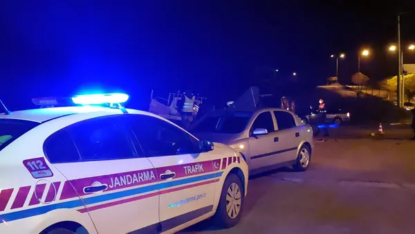 1638471355678.jpg Sakarya'da ticari araçla kamyonet çarpıştı! Yaralılar var-4