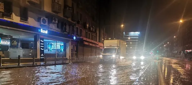 İzmir’i sağanak vurdu