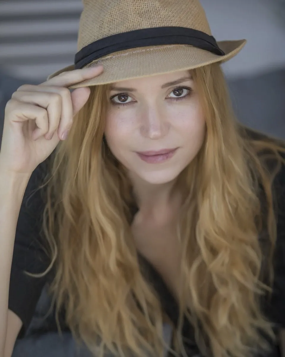 İnci Taneleri’nin Piraye’si Selma Ergeç oyunculuktan önce bakın hangi mesleğe gönül vermiş! - 9