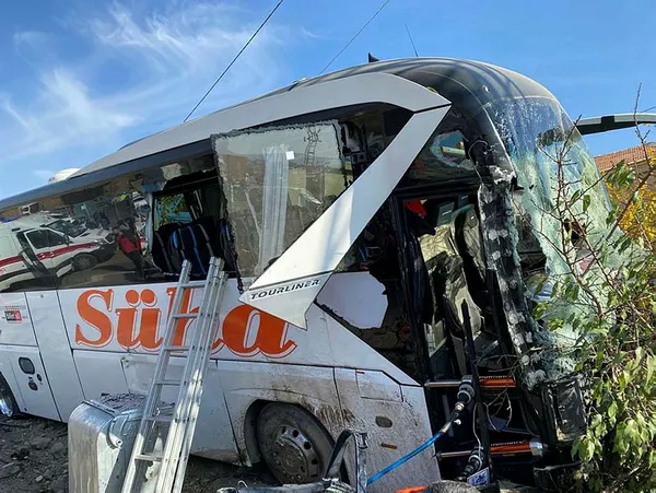 kayseride-kamyonetle-carpisan-yolcu-otobusu-evin-duvarina-carpti-1-olu-cok-sayida-yarali-var-1636363285831.jpg Kayseri'de kamyonetle çarpışan yolcu otobüsü evin duvarına çarptı: 1 ölü, çok sayıda yaralı var-5