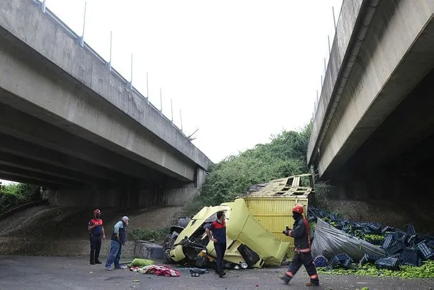 Son dakika: Biber yüklü tır TEM’de köprüden uçtu: Baba oğul ölümden döndü-1