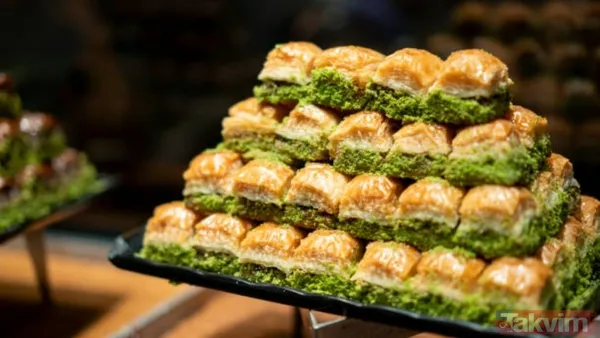 Gaziantep baklavası: İnce yufka katmanları arasına Antep fıstığı konularak yapılan ve şerbetle tatlandırılan ünlü Türk tatlısıdır. Osmanlı saray mutfağından...