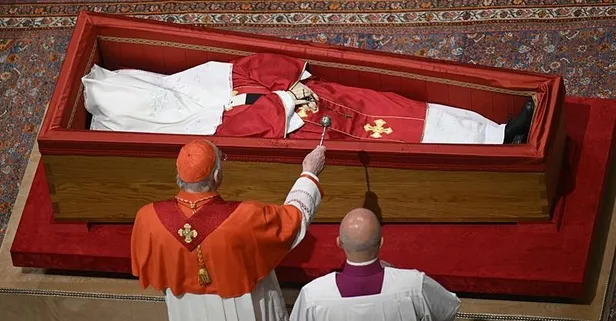 CANLI | Papa Franciscus’un cenazesi omuzlarda taşındı! Trump’tan tabutun başında poz