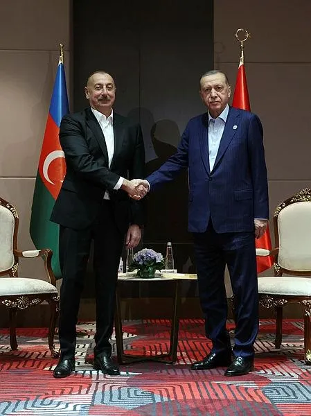baskan-erdogan-semerkantta-azerbaycan-cumhurbaskani-ilham-aliyev-ile-bir-araya-geldi-1668105853443.jpeg