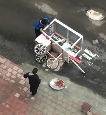 Tatlıları yola dökülen çocukları böyle teselli ettiler-2