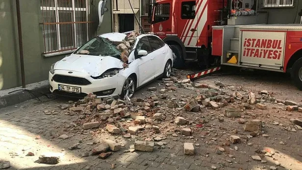 Son dakika: Beyoğlu'nda bir binanın çatı katında çökme meydana geldi-1
