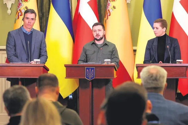 Rus askerleri, Avrupa’nın en büyük çelik fabrikasının etrafını kuşattı-6