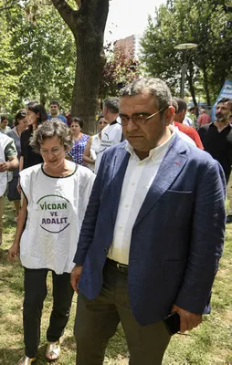 CHP çiçekleri kapıp HDP'ye koştu