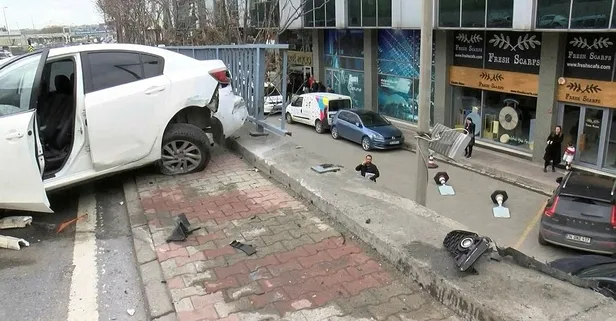 Merter D-100'de feci kaza ucuz atlatıldı! Otomobilin çarptığı bariyer araçların üzerine devrildi