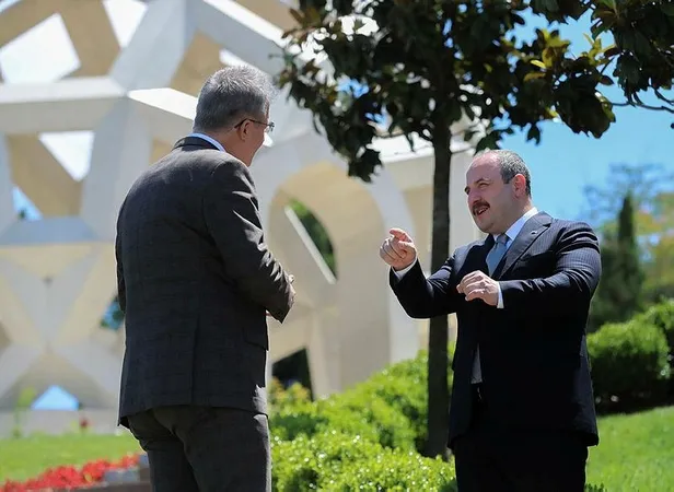 Bakan Mustafa Varank şehit ağabeyini ve 15 Temmuz gecesi yaşadıklarını anlattı: Son anına kadar cesurca mücadele etti-6