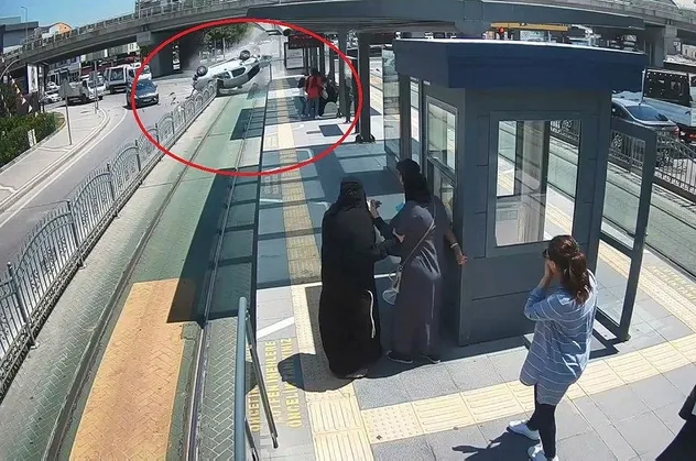Kocaeli’nin İzmit ilçesinde tramvay yolunda akılalmaz kaza!