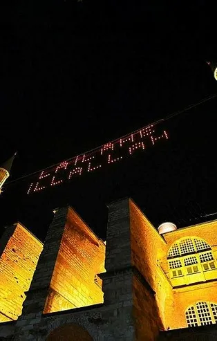 86 yıl sonra ibadete açılan Ayasofya Camii mahya ile buluştu!