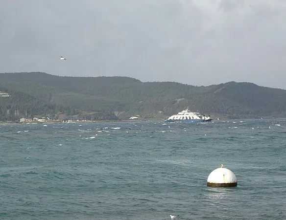 Çanakkale Boğazı’nda deniz ulaşımına lodos engeli: Transit gemi geçişlerine kapatıldı