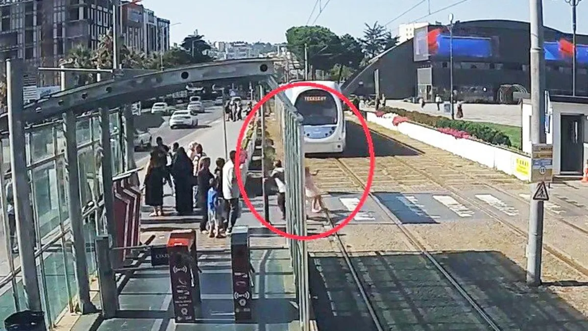 Samsun'da tramvayın önüne koşan çocuğu güvenlik görevlisi son anda kurtardı