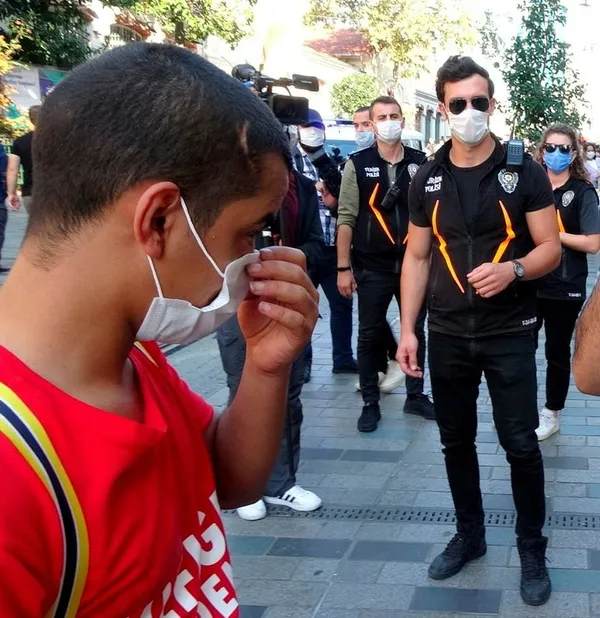 taksim-polisi-dronela-maske-ve-sosyal-mesafeye-uymalari-icin-turistleri-uyardi-1602513821345.jpg