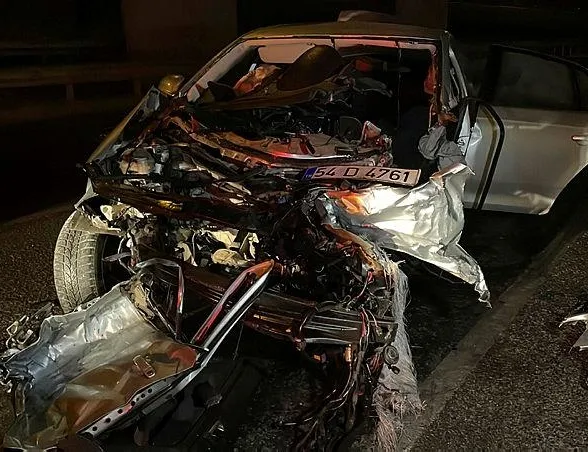 Bariyerlere saplandı motoru koptu