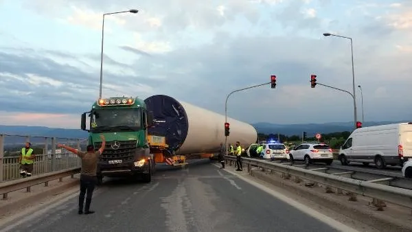 Rüzgar türbini gövdesi yüklü TIR 1 saatlik çabanın ardından dönüş yaptı-5