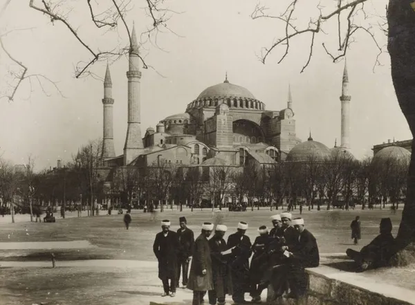 haydar-basin-oglu-ayasofya-camiinde-mustafa-kemale-mevlid-okutma-krizi-cikardi-1636455496359.jpg Haydar Baş'ın oğlu Ayasofya Camii'nde Mustafa Kemal Atatürk'e mevlid okutma krizi çıkardı-7