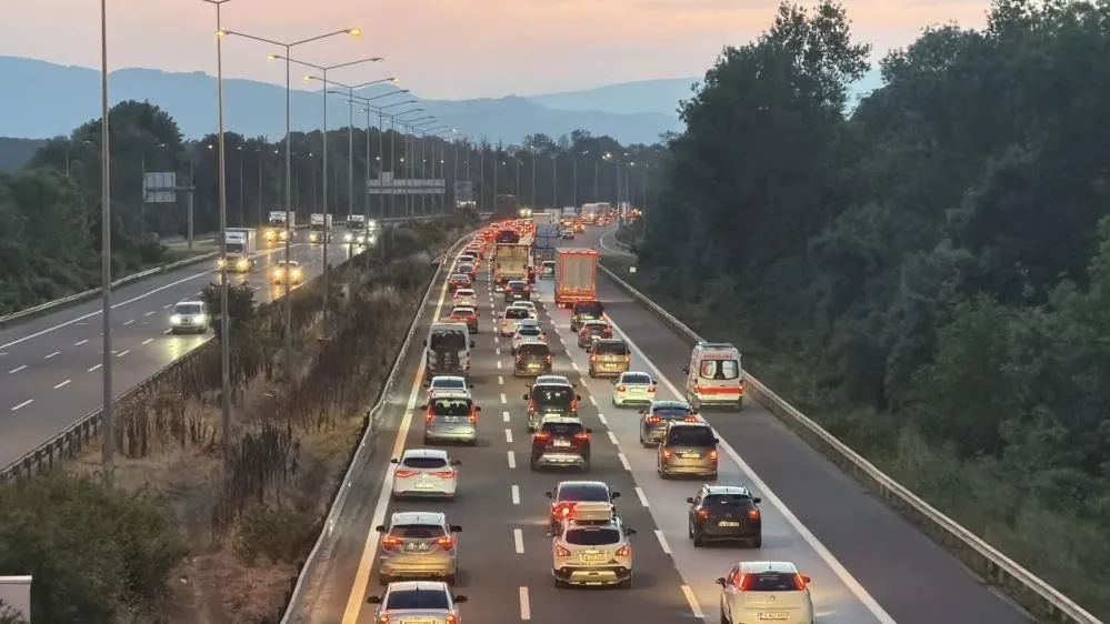 kurban-bayrami-bitti-donus-trafigi-bitmedi-ucu-bucagi-olmayan-kuyruk-1780340441173.jpeg Kurban Bayramı bitti dönüş trafiği bitmedi: Ucu bucağı olmayan kuyruk-4