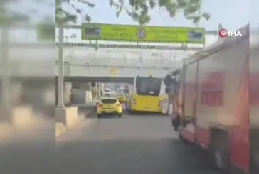 Yenikapı’da İETT otobüsü üst geçide sıkıştı