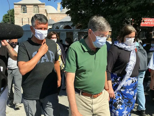 abdnin-ankara-buyukelcisi-ve-istanbul-baskonsolosu-ayasofya-i-kebir-cami-i-serifini-gormeye-geldi-1596037161855.jpg ABD'nin Ankara Büyükelçisi ve İstanbul Başkonsolosu, Ayasofya-i Kebir Cami-i Şerifi'ni görmeye geldi-4