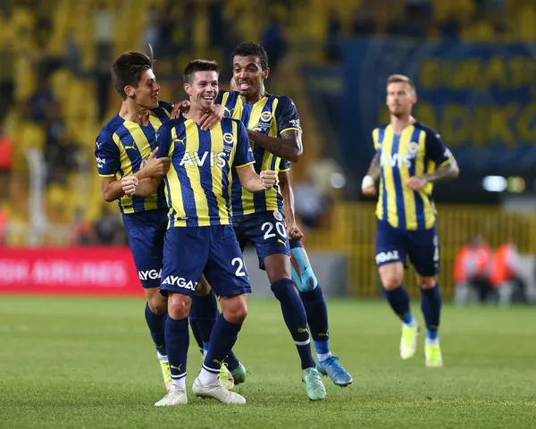 fenerbahce-antalyasporu-2-0la-gecti-son-dakikalar-nefes-kesti-1629666778267.jpg