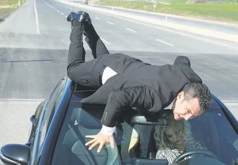 Ferhat Göçer'den aksiyon sahneli yeni klip! Göçer adeta arabanın üstünde sörf yaptı-1