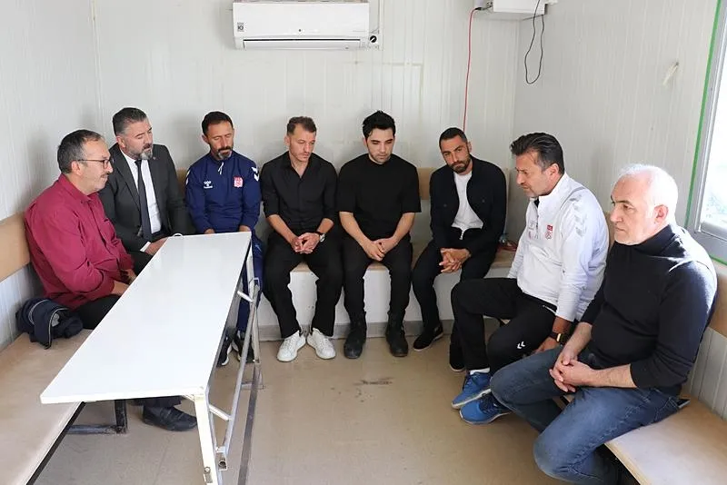 İstanbul Ümraniye'de uğradığı silahlı saldırıda şehit olan polis memuru 27 yaşındaki polis memuru Şeyda Yılmaz'ın eşi Semih Yılmaz (sağ 4), saldırıyı telsiz anonsuyla öğrendiğini anlattı. Net Global Sivasspor Teknik Direktörü Bülent Uygun (sağ 2), yardımcısı Osman Çakmak (sol 3), takım kaptanları Uğur Çiftçi (sağ 3) ve Ziya Erdal (sol 4) ile Şehit Aileleri ve Gaziler Derneği Başkanı Fatih Deveci (sol 2), aileye taziye ziyaretinde bulundu. (AA)