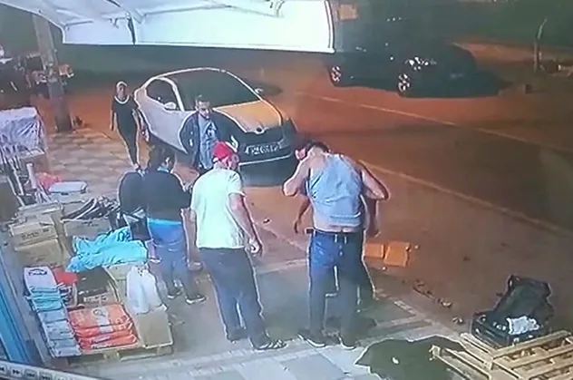 Şakanın sonu ölümle bitti! Kapıya ittiği arkadaşının karnına cam saplandı feci şekilde can verdi