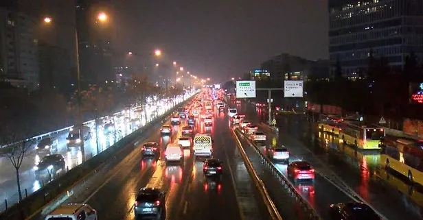 Sağanak sonrası İstanbul'da trafik durma noktasında geldi!