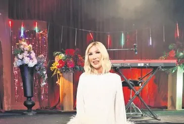 Eli şişeli Seda