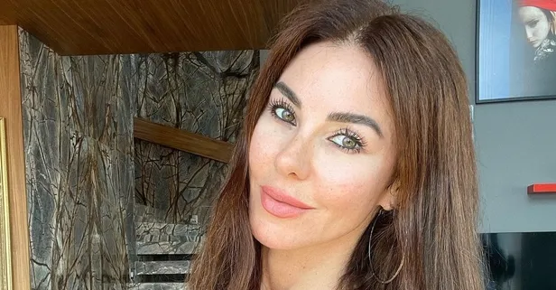 50 yaşındaki Defne Samyeli mor bikinisi ile öyle pozlar verdi ki! Deniz kenarından paylaştı! Sosyal medyaya damga vurdu