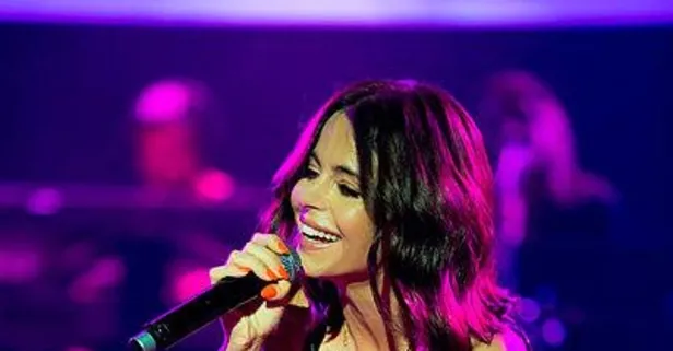 Yeni şarkısı 'Yalnız Başına'ya klip çeken Simge sosyal medyaya damga vurdu! 'Atatürk' plakalı araçla...