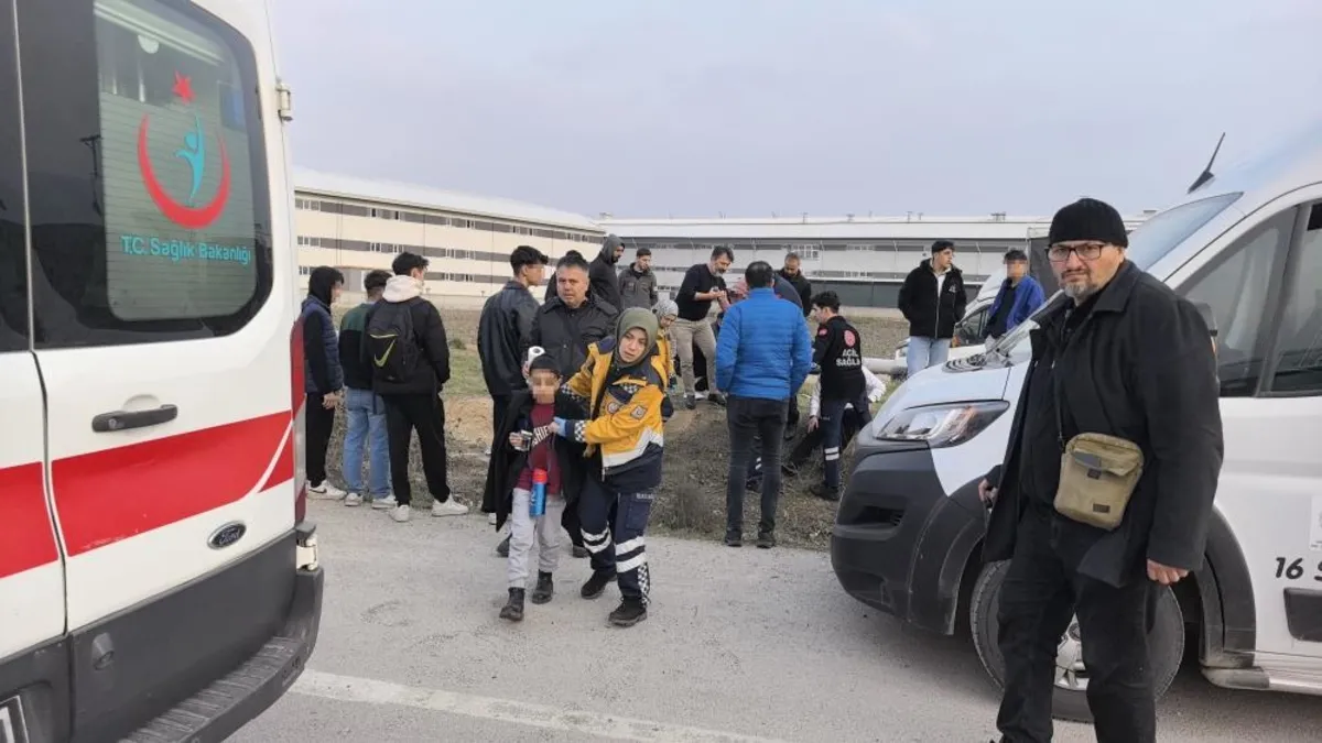Bursa'da feci kaza! Servis minibüsü ile otomobil çarpıştı: 10 kişi yaralandı