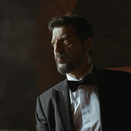 Oyuncu İlker Aksum gözyaşlarına hakim olamadı: Beni o karanlıktan eşim çıkardı