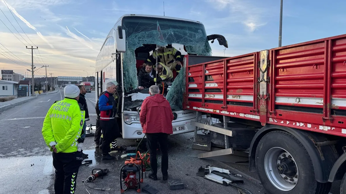 Kütahya'da yolcu otobüsü tıra çarptı: 14 yaralı