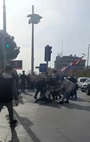 Kırmızı ışıkta geçti yayaya çarptı! Kaza sonrası tekmeli tokatlı kavga çıktı