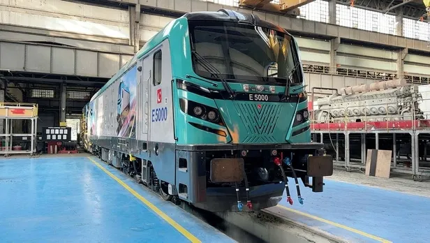 Başkan Erdoğan talimatı verdi ilk yerli ve milli elektrikli anahat lokomotifi E5000 raylara indi!-4