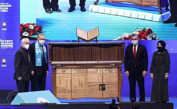 baskan-recep-tayyip-erdogana-kuran-i-kerim-hediyesi-dunyada-ilk-ve-tek-olma-ozelligi-tasiyor-1614187340025.jpeg Başkan Recep Tayyip Erdoğan'a Kur’an-ı Kerim hediyesi: Dünyada ilk ve tek olma özelliği taşıyor-1